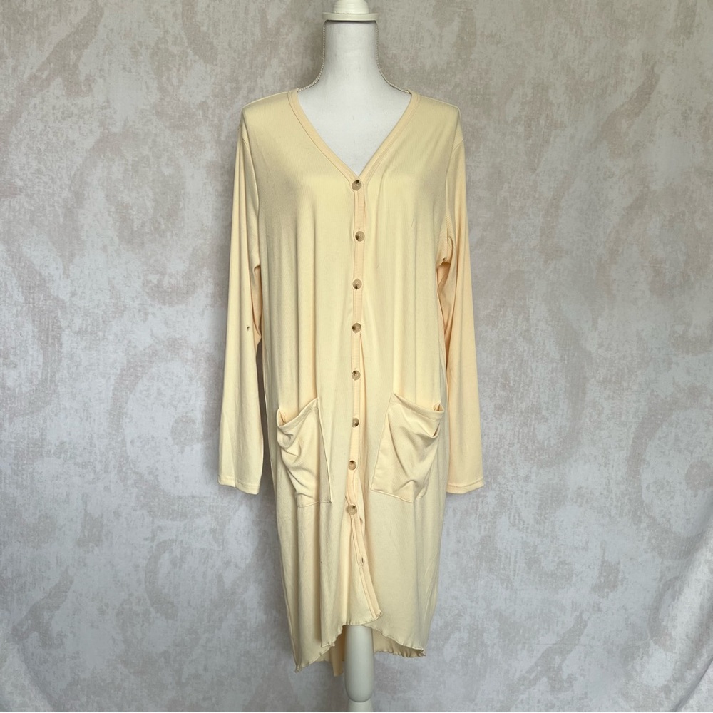 Women’s Long Sleeve Long Cardigan with Pockets in a Size XXL.